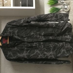 Foundry men's camo long sleeve button down shirt like new